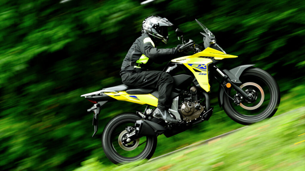 تصویری از یک موتور سیکلت ادونچر در حال حرکت در ارتفاع