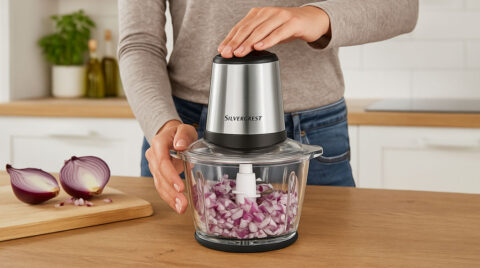 شخصی در حال استفاده از خردکن سیلور کرست